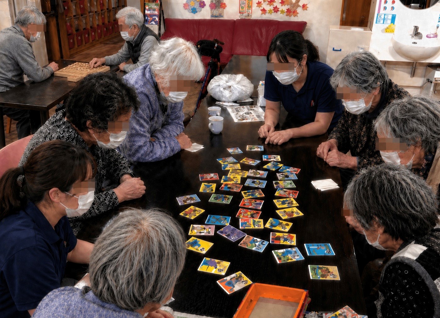 利用者様同士でレクリエーションを楽しむ様子